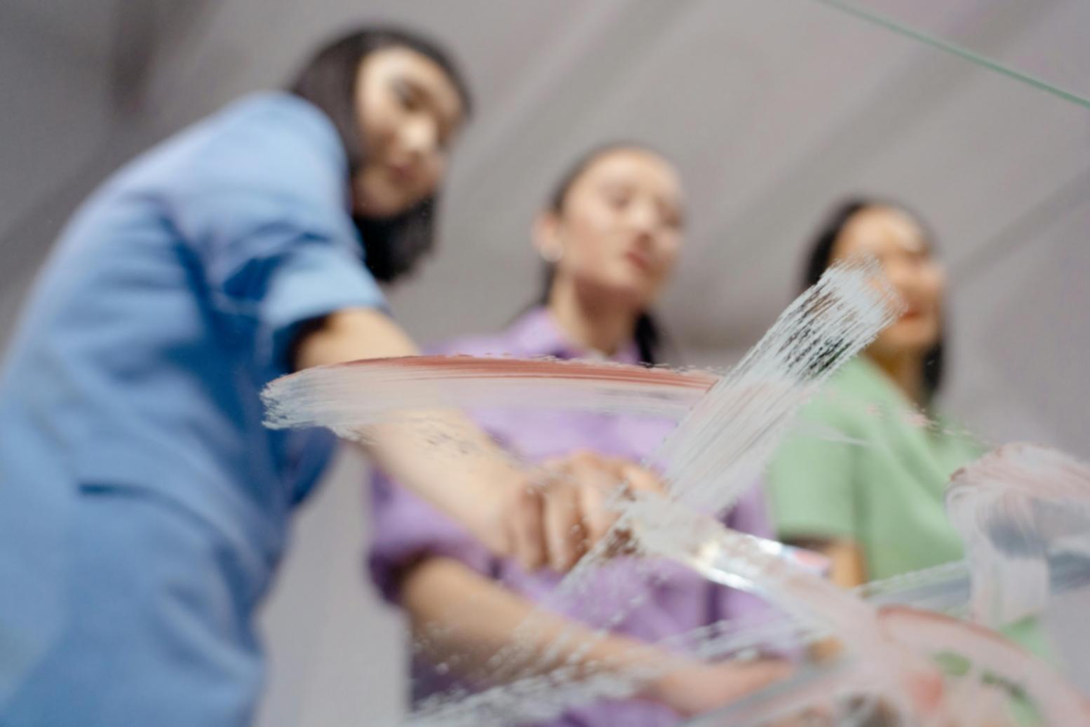 Studente che pratica tecniche di disegno in ambiente creativo